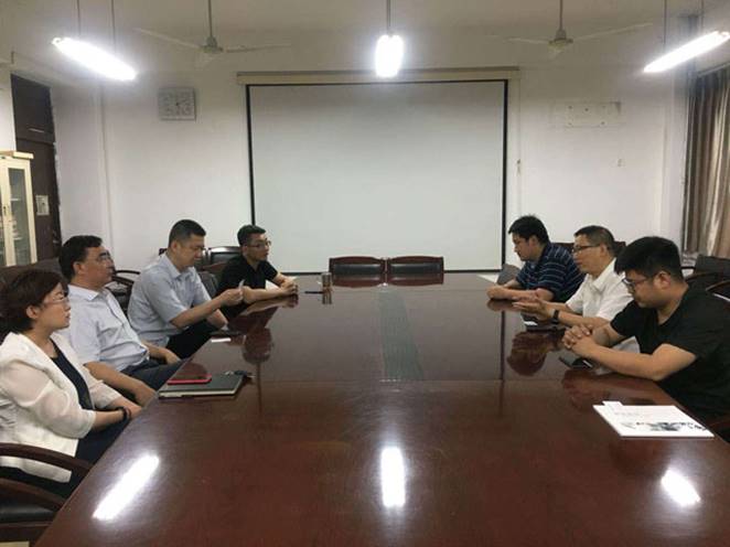 裝飾公司總工姜樹仁及設(shè)計(jì)所負(fù)責(zé)人與山東建筑大學(xué)藝術(shù)學(xué)院院長（左起）薛院長，副院長陳院長，藝術(shù)學(xué)院黨委書記倪院長，黨委副書記李院長。召開校企聯(lián)合交流會。